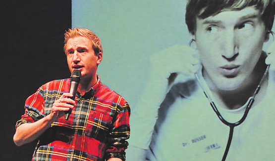 Moderator, Komiker, CF-Patient: Stefan Büsser bei einem seiner Auftritte im Saalbau Reinach. (Archivbild: rc.)