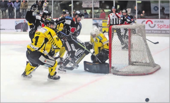 Mit voller Kraft voraus! Reinachs Cyril Meyer (vorne) und Pascal Rietmann versuchen sich gegen den gelben Abwehrriegel um Torhüter Silvan Delb durchzusetzen. (Bilder: Remo Conoci)