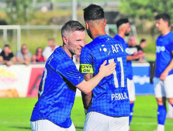 «Ich bin dann mal weg» – Alain Schultz beendet seine aktive Karriere mit 40 Jahren und verabschiedet sich bei Miguel Peralta, einem seiner vielen Weggefährten.