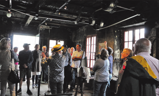 In der alten Schmiede erfuhren die Teilnehmenden von Historiker Thomas Frei, nebst humorvollen Anekdoten, viel Wissenswertes über das kleine Gebäude und seine Geschichte. (Bilder: jaf.)