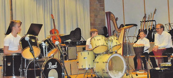 Fetzig gings gleich am Anfang los: Mit «Duff Tschägg» ist schon alles gesagt, was zwei Schlagzeuge und zwei Djembés auf die Bühne bringen können. (Bilder: st.)