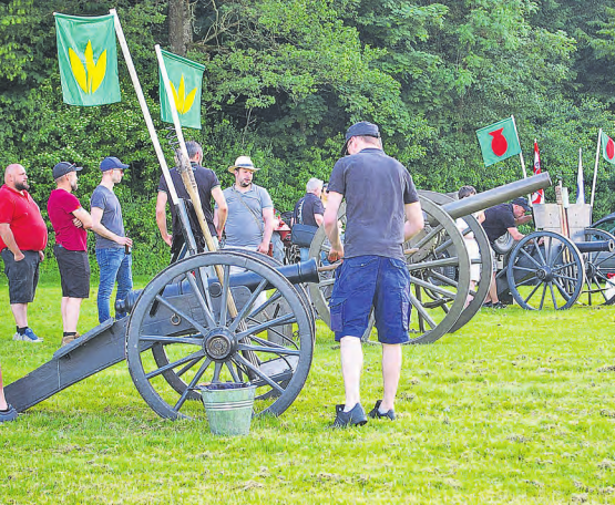 Einer lautstarken Prüfung unterzogen die Freischaren ihre Kanonen. (Bild: hh)