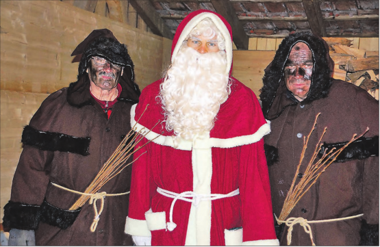 Pascal Hofmann als Samichlaus unterwegs: Grossvater Kurt Maurer (l.) und Vater Beat Hofmann (r.) als Schmutzli sind seine Begleiter.