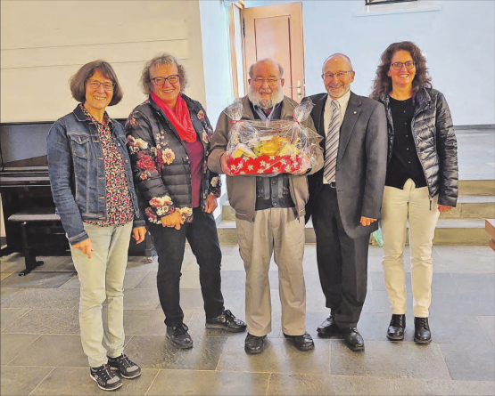 Ein Abschied: Pfarrer Daniel Habegger (Mitte) wurde in der reformierten Kirche Reinach verabschiedet, im Bild mit Pfarrerin Maja Petrus, Kirchensigristin Rösli Merz, Pfarrer Andreas Schindler und Katechetin Sandra Schindler. (Bild: zVg.)