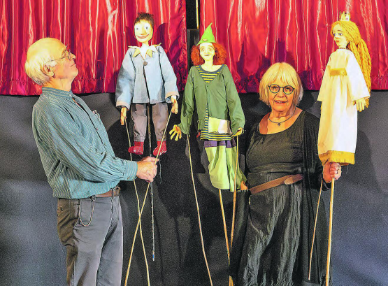 Cornelia und Martin Bär mit ihren «Stabpuppen-Kindern», mit welchen sie sich in die Herzen von Klein und Gross spielen. (Bilder: dr.)