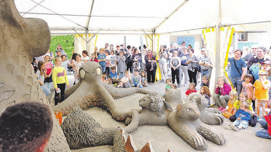 Der krönende Abschluss eines unvergesslichen Projekts: Die Oberkulmer Schüler zeigen stolz ihre Riesenfiguren aus Lehm. (Bilder: zVg.)