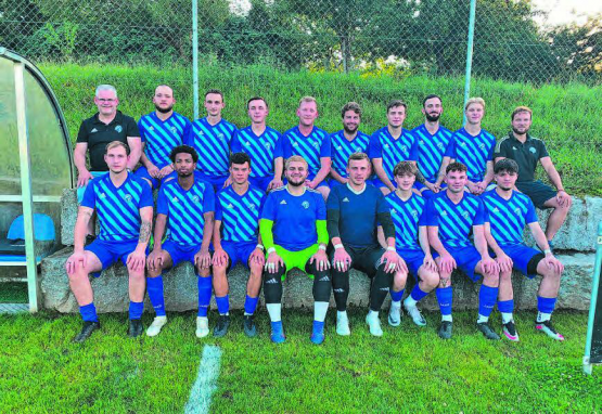 Das Fanionteam des FC Böju wird neu von Dani Fuhrer (hinten links) gecoacht. (Bild: zVg.)