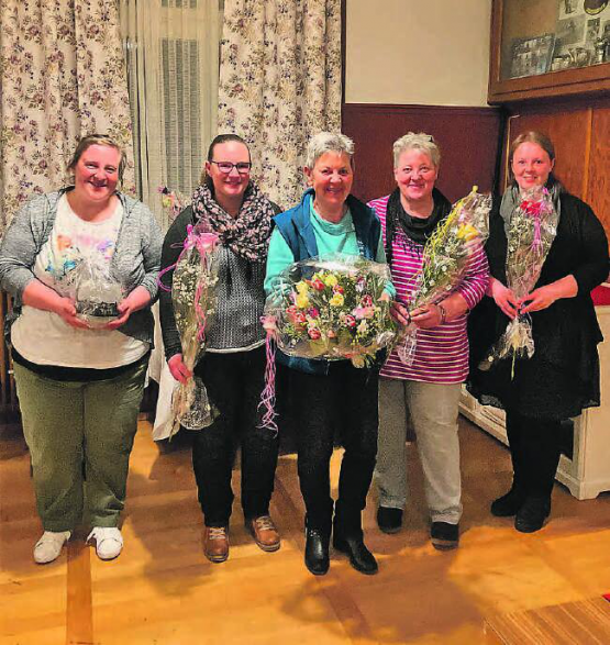 Es gab auch Blumen und Geschenke für Pia Müller, Melanie Müller, Elisabeth Perrinjaquet, Brigitte Müller, Lucia Schmidli (v.l.). (Bild: zVg.)