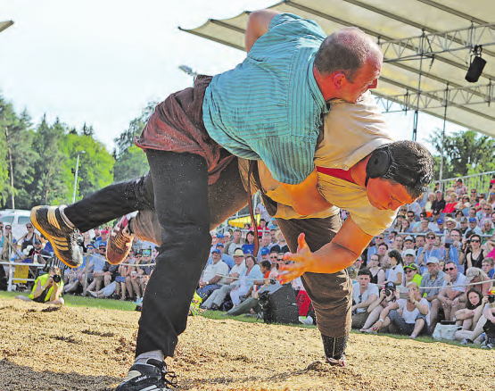 Taktisch geprägter, aber dennoch attraktiver Schlussgang: Der spätere Sieger Nick Alpiger (rechts) und Titelverteidiger Bruno Gisler an der Arbeit im Sägemehlring. (Bild: pal)