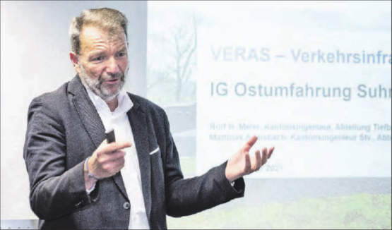 Verkehrsinfrastruktur-Enwicklung Raum Suhr (VERAS): Kantonsingenieur Rolf H. Meier informierte über den Stand der Arbeiten. (Bild:psi.)