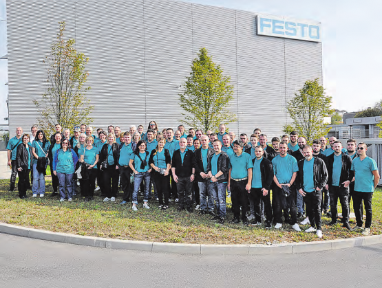 Die Eichenberger Crew unternahm eine spannende Reise nach Deutschland: Eine der beiden Reisegruppen vor dem Gebäude der Festo in Scharnhausen. (Bild: zVg.)