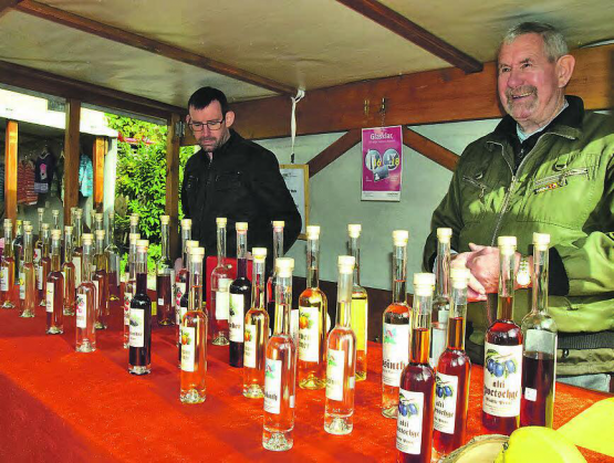 Einheimische Spezialitäten: Selbstverständlich wurde in Schlossrued immer Schnaps gebrannt. Man braucht ihn ja nicht zu trinken, er dient oft auch als Medizin.