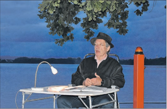 Vor besonderer Kulisse im Arbeiterstrandbad Tennwil las Robert Hunger-Bühler aus seinem Buch «Den Menschen spielen». (Bild: hg.)