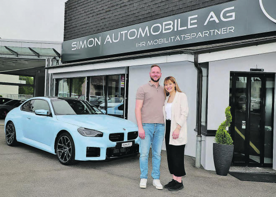 Simon Urech und Fabienne Buchmeier vor dem eigenen Geschäft an der Brühlstrasse 328 in Zetzwil, das sich in komplett neuem Gewand zeigt. (Bild: rc.)