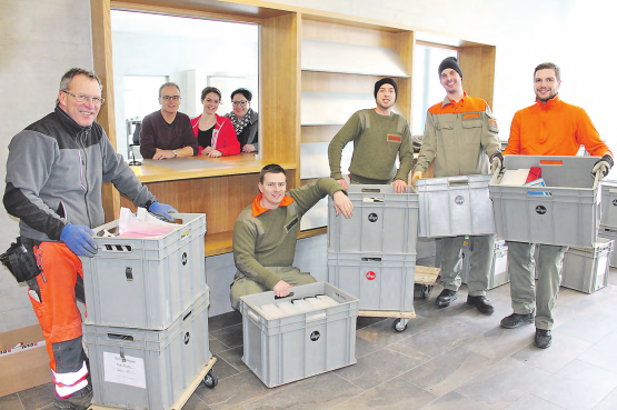 Alle haben bei der Züglete wacker angepackt: Leute vom Zivilschutz, Werkdienst und Verwaltungsmitarbeiter beim Umzug der provisorischen Gemeindeverwaltung von Pfeffikon zurück nach Rickenbach. (Bild: zVg.)