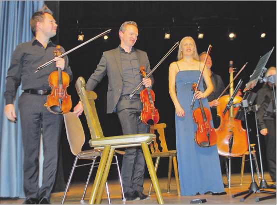 Die fantastischen Musiker der Chaarts Chamber Artists begeisterten ihr kleines, aber dankbares Publikum im Löwensaal. (Bilder: hh.)