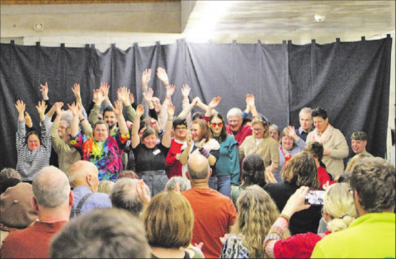 Alle Künstlerinnen und Künstler durften mit Stolz erfüllt ein Diplom und eine Rose entgegennehmen. (Bilder: Janine Flückiger)