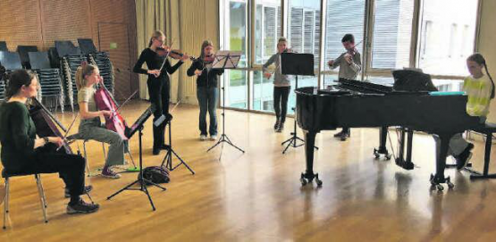 Die Schüler und Schülerinnen sind seit einiger Zeit intensiv am Üben und freuen sich mit ihren Lehrpersonen auf eine grosse Zuhörerschar. (Bild: zVg.)