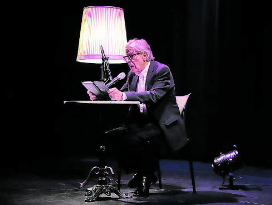 Das Lebenswerk von Klaus Merz wird mit der höchsten literarischen Auszeichnung der Schweiz gewürdigt. Hier bei einem Auftritt im Reinacher TaB. (Bild: rc.)