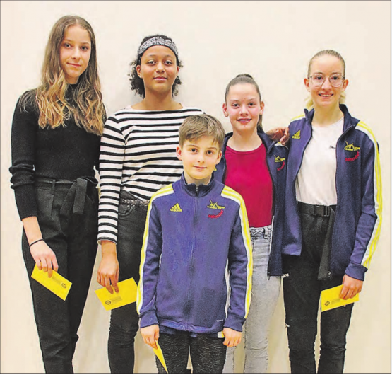 Herausragende Sportler wurden für ihre Erfolge geehrt: (v.l.n.r.) Nathalie Dutoit, Valentina Hediger, Elias Leder, Nathalie Furter und Lina Ottlik. (Bild: zVg.)