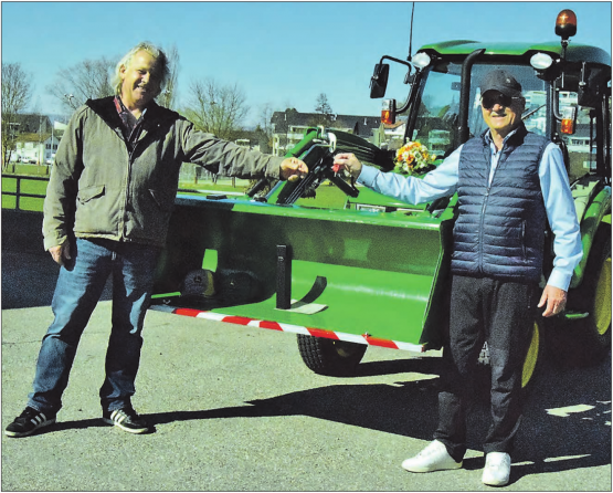 Zwei Meter Abstand bei der offiziellen Schlüsselübergabe: Peter Stadler (re.) hielt sich strikte an die Vorgaben des Bundesrates. (Bilder: st.)