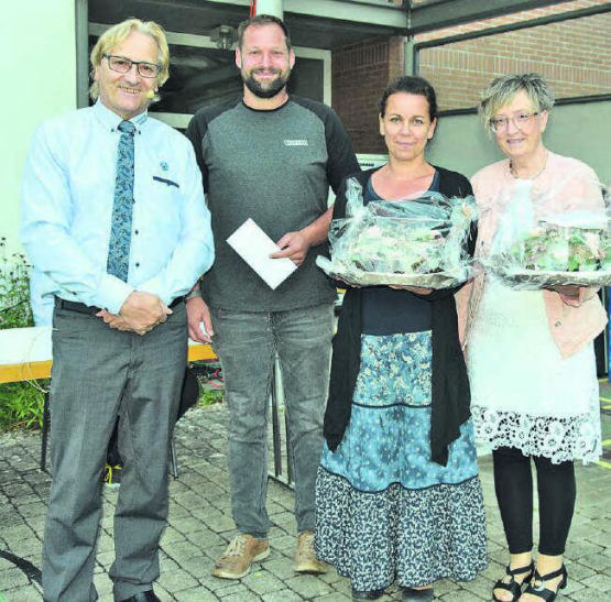 Verabschiedungen und Ehrung: Martin Goldenberger (li.) ehrte Simon Götschmann und verabschiedete Edina Lauzon und Evelyne Lüscher (v.l.) mit Blumen.