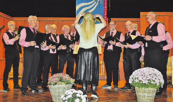 Ein Bild, das dem Publikum gefällt: Eine Dirigentin, die mit viel Körpereinsatz ans Werk geht, und ein aufmerksamer Chor in voller Aktion.