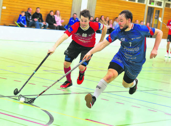 Der Reinacher Jens Jörn Sommerhalder (rechts) setzt sich gegen Marco Schlüchter durch und trägt an diesem Abend zwei Tore zum 9:4-Sieg gegen Unihockey Langenthal Aarwangen bei. (Bilder: Roland Jaus)
