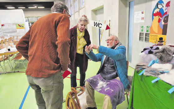 Aus den Haaren der Angorakaninchen kann Wolle gemacht werden, in Unterkulm wurde gezeigt wie.