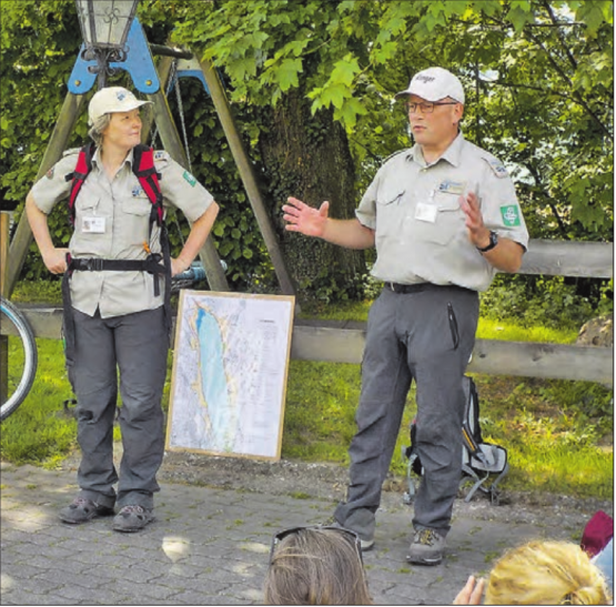 Engagierter Rangerdienst Hallwilersee: Mediensprecherin Barbara Gautschi, zusammen mit Peter Wyss, der die Junior Ranger leiten wird, an einer gemeinsamen Führung im letzten Sommer. (Bilder: zVg.)