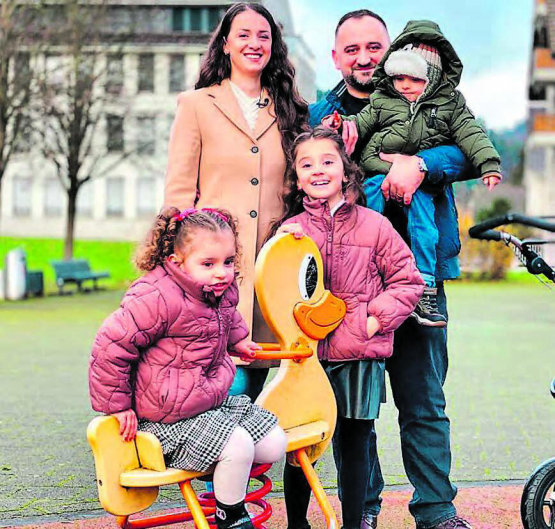 Eine besonders berührende Geschichte: Mona Vetsch besucht die Familie Ramadani mit dem frühgeborenen Trim in Teufenthal. (Bilder: SRF)