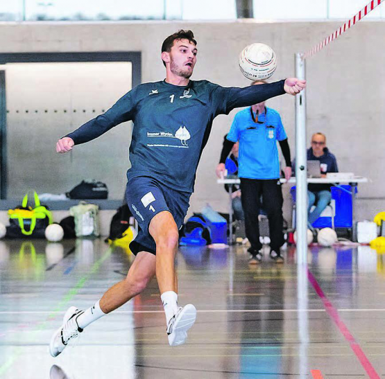 Angreifer Swen Aebersold und seine Teamkollegen des STV Oberentfelden starten am Wochenende in die neue Hallensaison. (Bild: Elias Beck/Swiss Faustball)