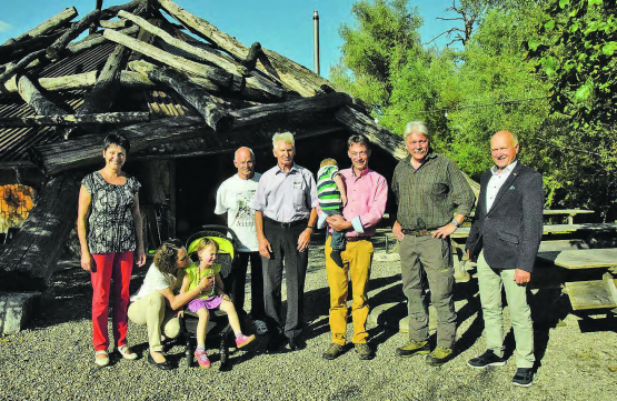 Ein grosser Tag für die Biberburg (v.r.): Der Hirschthaler Gemeindeammann, Peter Stadler, Urs Gsell, Daniel, Prinz von Sachsen mit Söhnchen Gero, daneben seine Familie mit Schwiegervater Manfred, Cousin Peter, Sandra, Prinzessin von Sachsen mit Töchterchen Anna Katharina Sophie und Schwiegermutter Ingrid. (Bilder: st.)