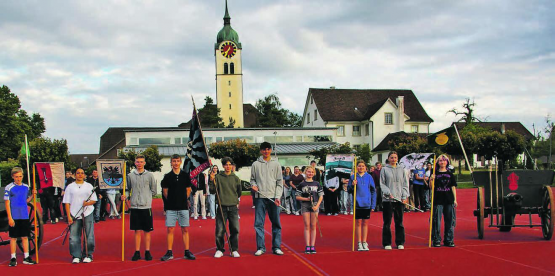 Die Gewählten: Hauptmann Rölli Lionel und Fähnrich Verdecia Migi sowie die weiteren Züge mit ihren Führern und Fähndrichen: Polat Tuana, Rohrer Jonas, Bertschi Lino, Bihr Kevin, Wengenmeier Carla Elea, Reinhard Anouk, Steiner Luana und Weber Liza. (Bild: hh.)