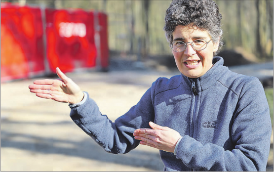 Wildtierbiologin Cristina Boschi erklärt vor Ort, wie sich die Wildtiere verhalten werden, wenn der Korridor über die Autobahnbrücke der A1 fertig gebaut ist. (Bilder: rc.)