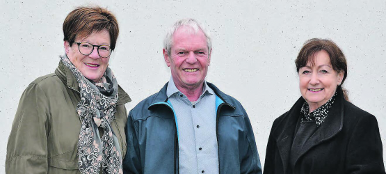 Ablösung an der Spitze der SVP Schöftland: Trudy Müller (l.), und Sylvia Flückiger treten ab, Ruedi Baumann ist der neue Präsident der Ortspartei. (Bild: zVg.)