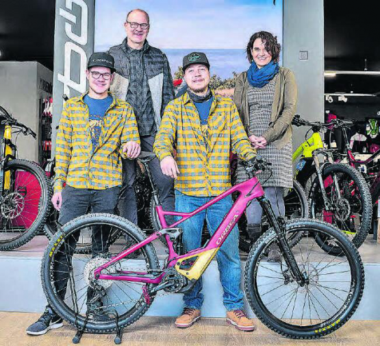 Kompetente Beratung bei Steiger Velo + Sportshop in Menziken: Marcel und Käthy Steiger (hinten), vorne links Sohn Fabio Steiger und Mechaniker Roberto Weber. (Bilder: zVg.)