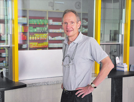 Medikamente statt Briefmarken − im alten Postgebäude in Reinach ist Leben zurückgekehrt. Inhaber und Apotheker Franz Kesselring schaut zuversichtlich in die Zukunft und möchte spätestens in einem Jahr wieder am alten Standort arbeiten können. (Bilder: rc.)
