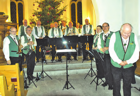 Eine Truppe mit Bühnenerfahrung: Der Dirigent bedankte sich mit einer Verbeugung beim zahlreich erschienenen Publikum. (Bild: Frieda Steffen)