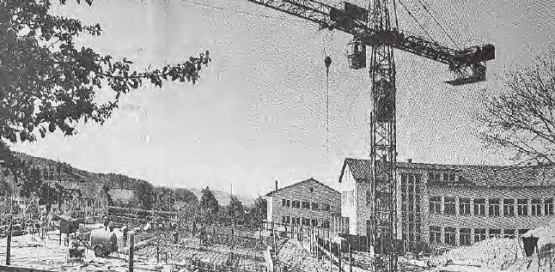 Im Frühjahr 1974 starteten die Arbeiten für die neue Gontenschwiler Schulanlage. (Bild: WB-Archiv.)