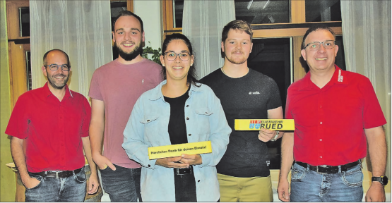 Die Beförderten: Umringt von Dominic Matter (li.) und Roger Hofmann (re.) nahmen Stefan Hofmann, Milena Dätwyler und Lucas Borghi die Ehrung entgegen. (Bilder: Frieda Steffen)