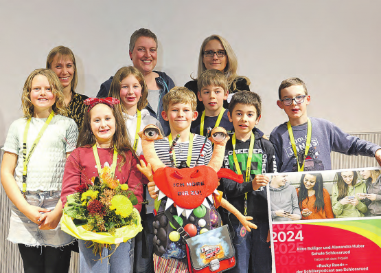 Freuen sich über den Preis des Kantons Aargau: (Erwachsene v.l.) Aline Bolliger und Alexandra Huber (Schule Schlossrued), Christa Schmid-Meier (BKS AG). Vorne: Schülerinnen und Schüler der Schule Schlossrued mit dem Schulmaskottchen Rucky Rued. (Bild: zVg.)