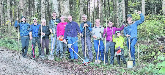 Helferinnen und Helfer beim Spatenstich im Wald: In Beromünster entsteht der erste Biker-Trail. (Bild: zVg.)