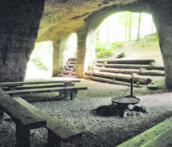 Lebensgefahr: Aufgrund von herabfallenden Sandsteinen ist die beliebte Säulengrotte in Schöftland weiterhin gesperrt. (Bild: zVg.)