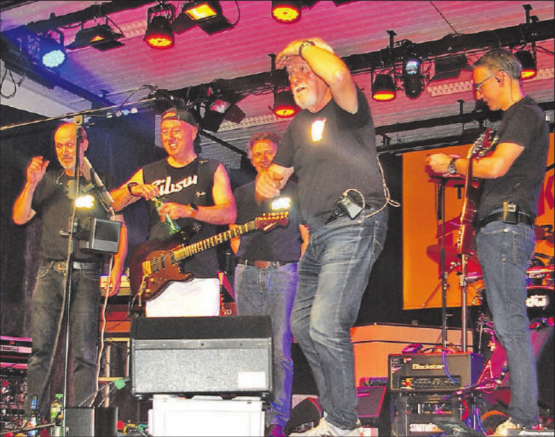 Sie verjüngen das Publikum: Iain Hart (Gitarre und Vocal), Max Hurter, (Drums), Dubi Dubach (Bass) Nik Locher (Gitarre) und Beat Birrer (Keyboard). (Bild: Heidi Härri)