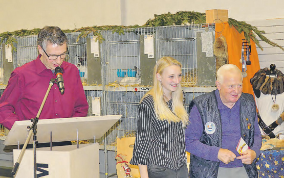 Rangverlesen: Ruedi Hofmann (li.) wird assistiert von seiner Tochter Linda. Ehrenpräsident Peter Hintermann (re.) erreichte als erfahrener Züchter einen Podestplatz. (Bilder: moha.)