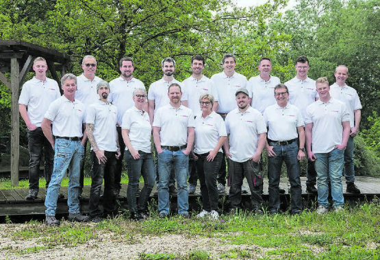 Voller Energie für Photovoltaik und Wärmepumpen: Das Team der eco energie a plus ag in Hirschthal. (Bild zVg )