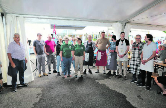 Auf der Burg ging es traditionell zu und her: Res Mäder bedankte sich für das vorzügliche Engagement der Küchen-Crew und bei den Mitgliedern beider Musikgesellschaften. (Bilder: rc.)