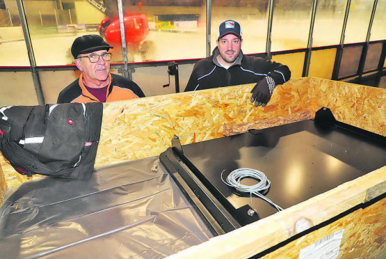 Betriebsleiter Alain Waldvogel (r.) und sein Stellvertreter Heinz Eichenberger begutachten die noch eingepackten Anzeigetafeln, die wohl erst heute Donnerstag fertig montiert werden. (Bild: rc.)