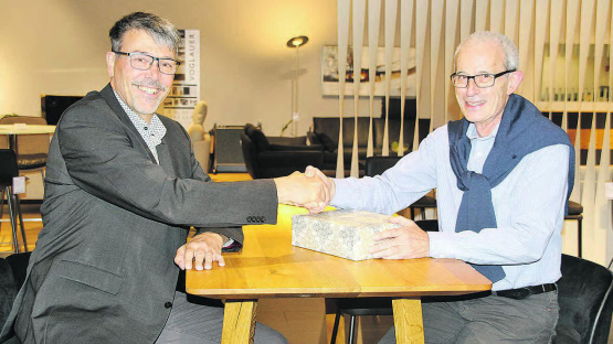 Hans Zumstein (rechts), Mit-Inhaber der Möbel Hunziker AG, gratuliert seinem Wohnberater Jean-Marc Leuenberger zum Jubiläum und zum Geburtstag. (Bild: rms)